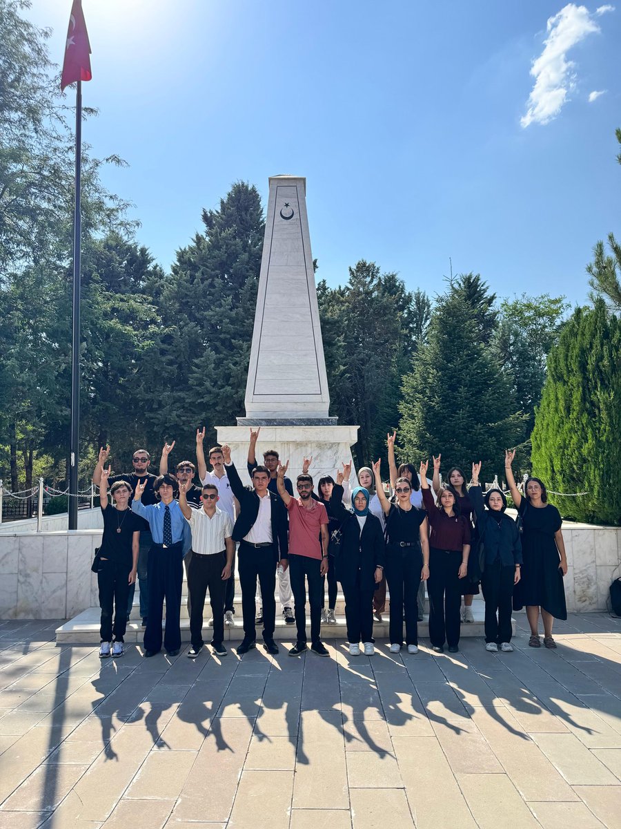 zpgenclikkonya's tweet photo. Bu Vatan Size Minnettar.

Bugün, kalbimizde derin bir sızı, gözlerimizde yaş, yüreğimizde isyanla çıktık şehitlerimizin huzuruna…
Zafer Partisi Konya Gençlik Kolları olarak, bu toprağa düşen her canın, bu milletin onuru olduğunu bir kez daha haykırdık!

Sadece mezar taşlarına değil, yüreklerimize kazındınız.
Sizler gözlerinizi kapattığınızda biz gözlerimizi açtık.
Siz bu vatan uğruna can verirken, biz arkamıza yaslanamazdık!

“Çözüm süreci” adı altında al bayrağı yere düşürenlere, vatan evlatlarını pazarlık masalarına koyanlara, Kandil’e selam duranlara karşı dimdik durduk!
Çünkü biliyoruz ki;
Siz toprağa düştünüz diye biz diz çökemeyiz!

Her birinizin hatırası önünde söz verdik:
Bu topraklar ne sahipsiz kalır, ne de unutur.

Ruhunuz şâd olsun, şehitlerimiz…
Biz buradayız, nöbetteyiz.
.
.
@umitozdag 
@zaferpartisi 
@M_cankucuk 
@alpeer_aydogdu1