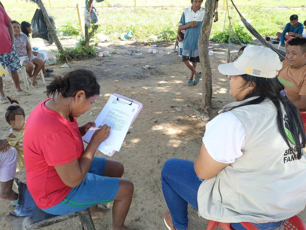 💪🏼Profesionales del Centro Zonal Paz de Ariporo, #Casanare, realizaron seguimiento en el reintegro de tres niños indígenas del resguardo Caño Mochuelo, quienes estaban bajo protección en Hogar Sustituto. Un paso importante que fortalece sus vínculos familiares y culturales.💚✨️