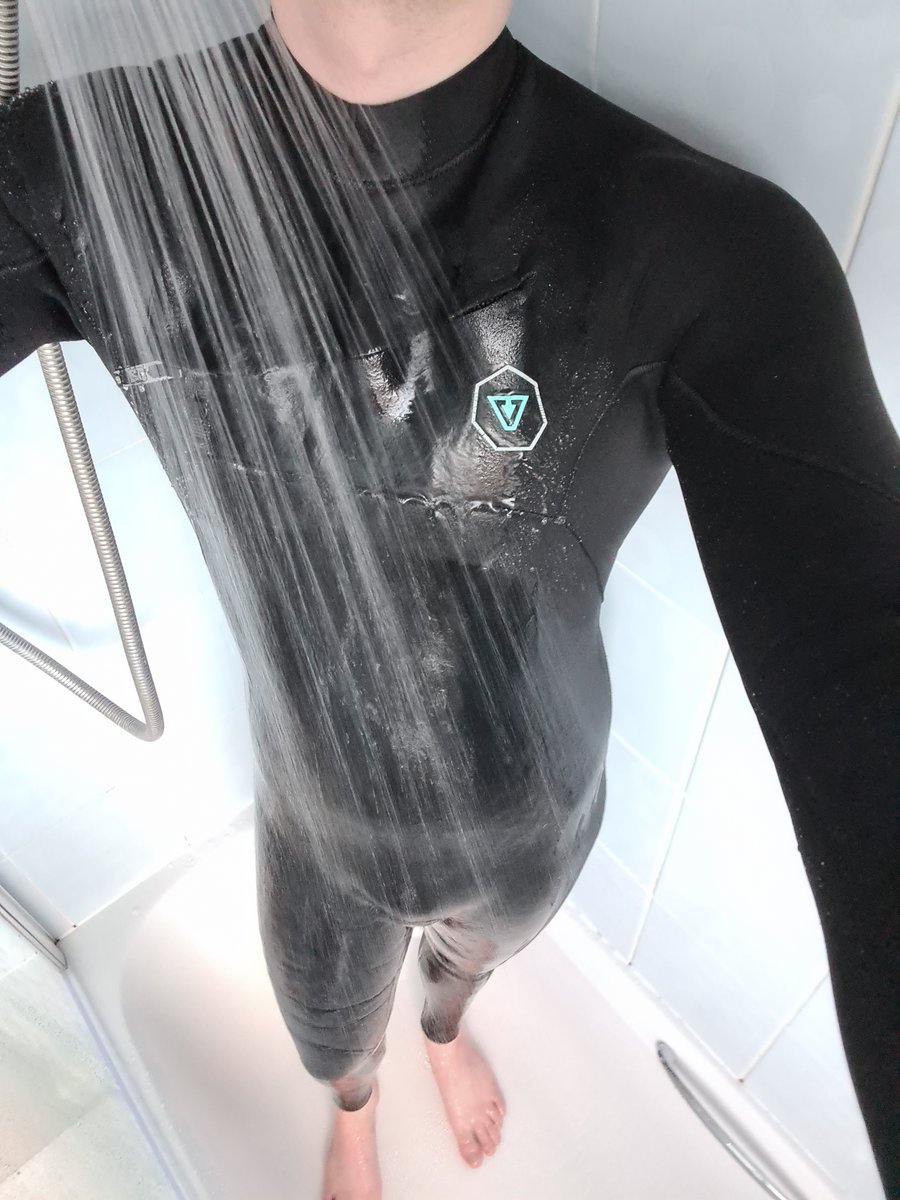 Love the way it soaks up the water! Would it look better at the beach?

#wetsuit #wetsuitkink #kink #kinky #kinkyboy #latex #neoprene #rubber