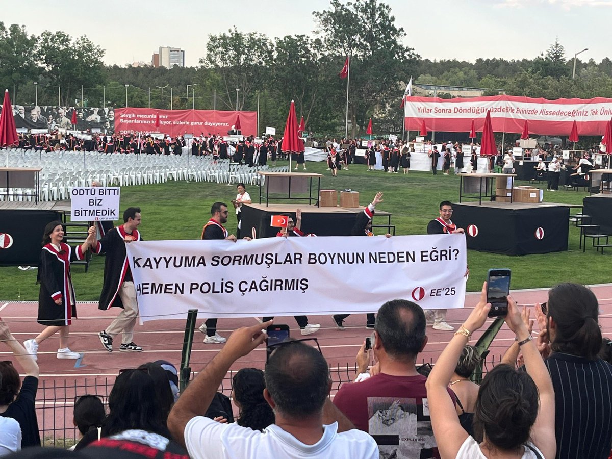 solcugazete60's tweet photo. ÖDTÜ Mezuniyet Töreni'nde açılan pankart:

"Kayyuma sormuşlar boynun neden eğri?

Hemen polis çağırmış." https://t.co/pE3QELD8Id