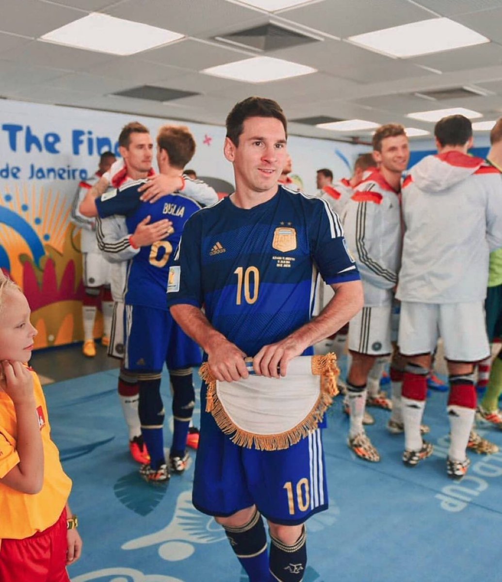 Há 11 anos o futebol cometeu uma de suas maiores injustiças até hoje.

Ninguém sabe como ele colocou aquele seleção ridícula na final, só ele mesmo.