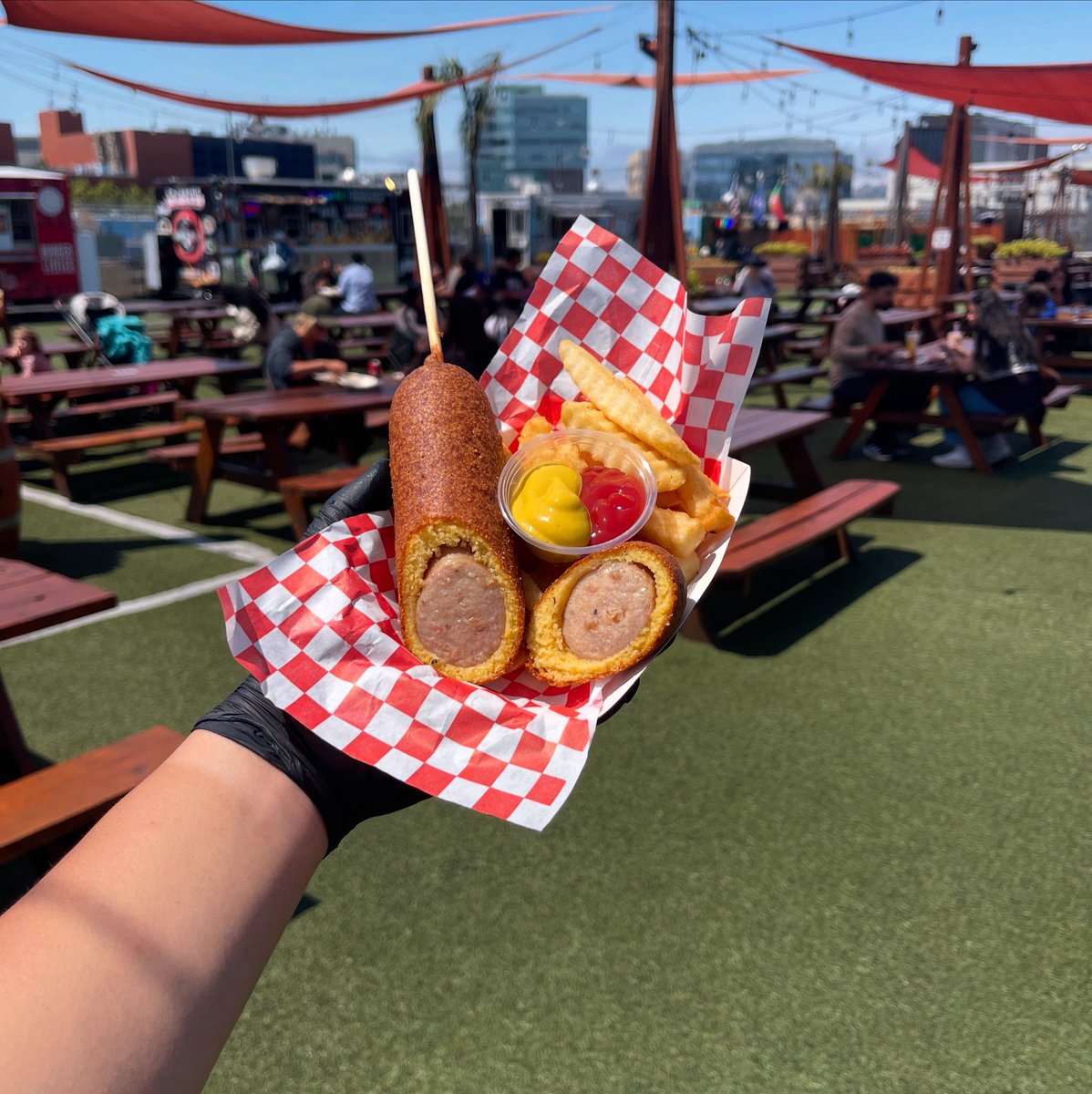 Batter Up Truck is at Spark Social SF for brunch today. End the weekend with us and a lil treat for yourself!
.
.
.
.
.
#batterupsf #batteruptruck #corndog #sparksocialsf #nomnom #fresh #yummy #sfeats #bayareaeats #sundayfunday☀️ #outdoordining #beergarden #betterthandisneyland
