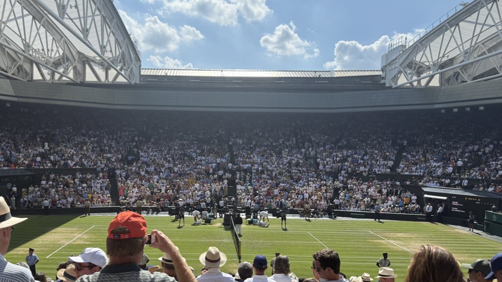 ㅋㅋ경기장 너무커서 못찾을줄아락는데 .. 
두리번대니 바로보엿어요..