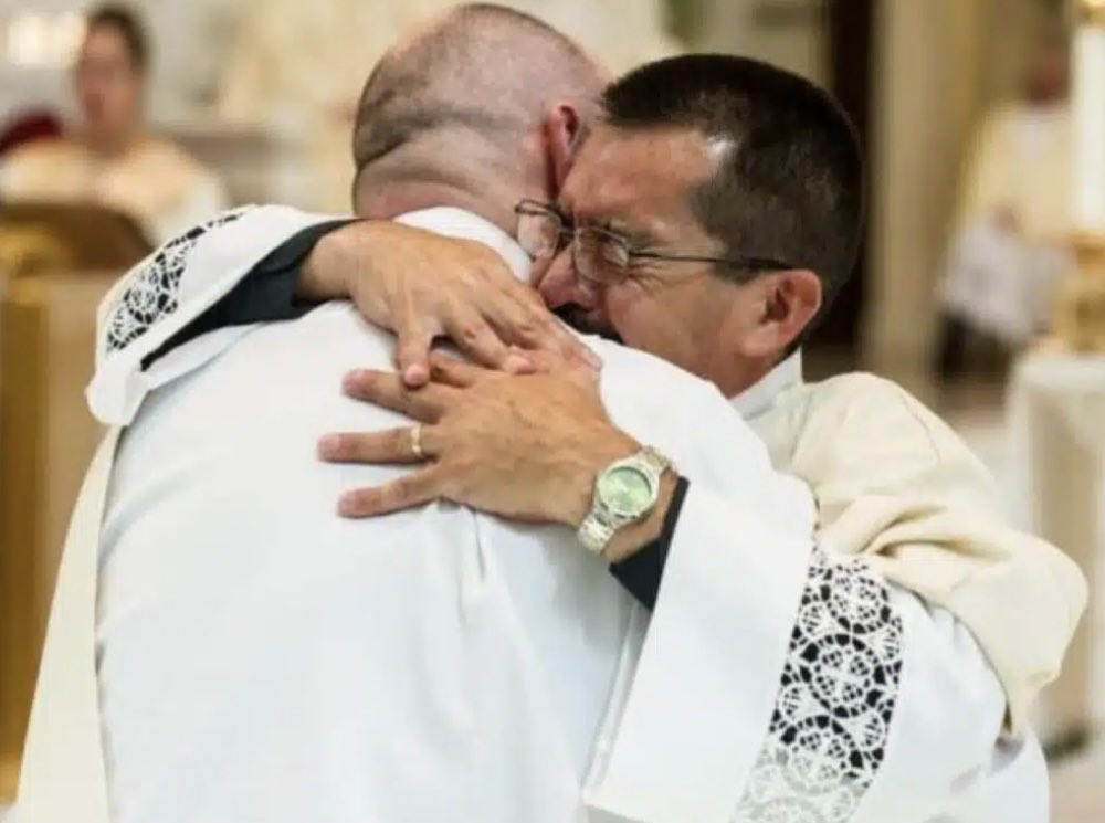 poloespejel's tweet photo. 🟣#CuidarAlQueCuida El reciente suicidio del padre Matteo Balzano, en Italia, conmueve a la Iglesia profundamente y a través @DesdeLaFeMx hace la siguiente pregunta: quién cuida a quienes cuidan? ¿Quién acompaña a los que dedican su vida a consolar, escuchar y sostener a otros?. https://t.co/t4BG4qkrVJ