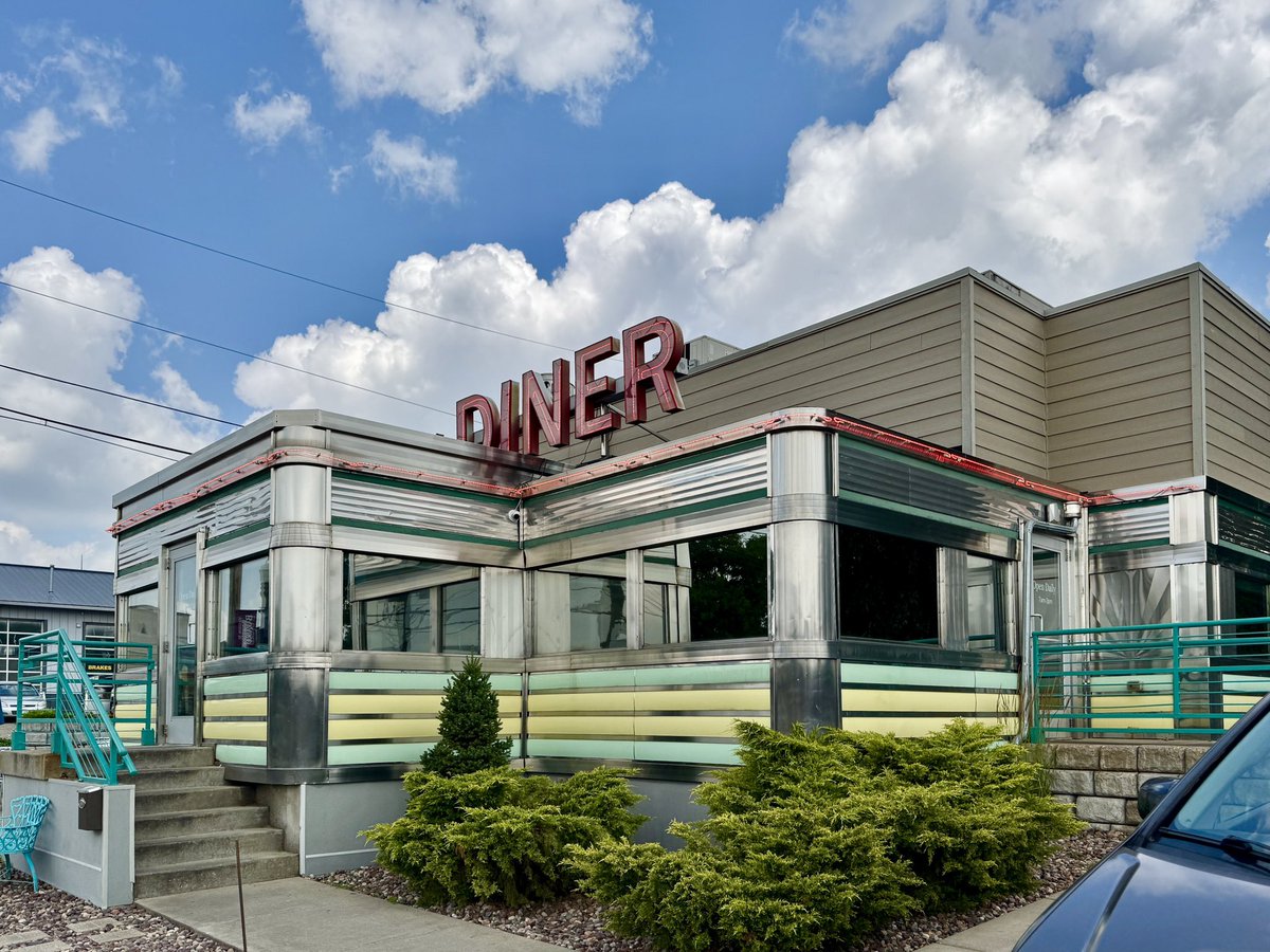 mr1llinois's tweet image. Broadway Diner in Baraboo, manufactured by the Paterson Vehicle Co. in NJ