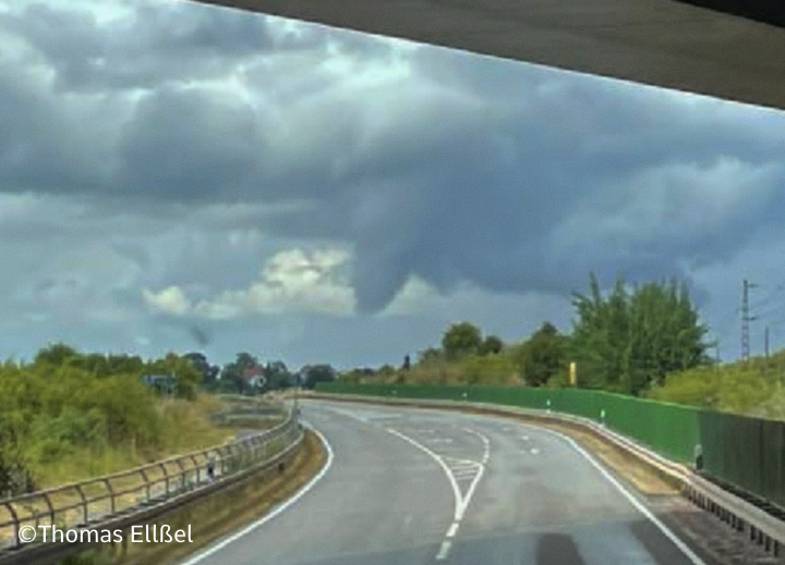 TorKUDde's tweet image. 🟢 Am 07.07.2025 zog ein #Tornado (IF1) durch #Berga bei #Roßla in Sachsen-Anhalt. Entlang der einen Kilometer langen Schneise wurden mehrere Dächer teilweise abgedeckt. Dachbleche flogen bis zu mindestens 120 Meter weit.
⬇️ Zur Analyse:
torkud.de/post/vberga25