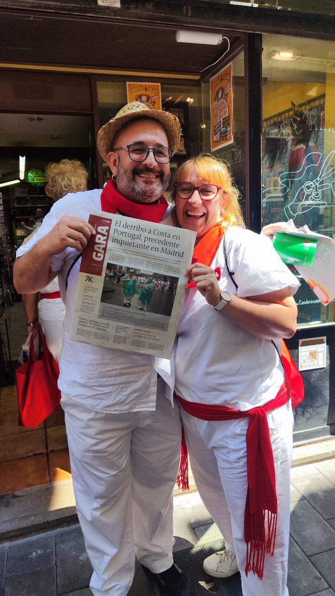 Itziar y Goio, los protagonistas de la portada de hoy del periódico Gara. Dicen que la van a enmarcar.