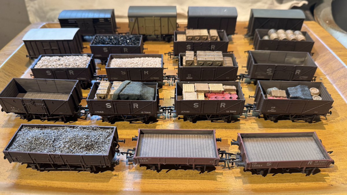 Today has been mainly the catching up with some batch weathering of wagons...#modelrailways
