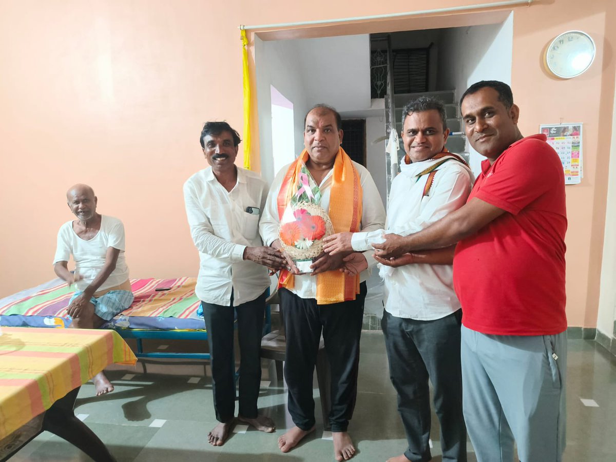 आमचे बंधू श्री. विजय फाटके साहेब यांना भारतीय शुगर या राष्ट्रीय पातळी वरील संस्थेने Best Chief Agricultural officer from Co- operetive Sugar factory हा प्रतिष्ठित पुरस्काराने सन्मानित केले 
हार्दिक अभिनंदन 💐