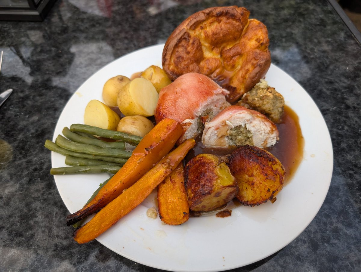 tismenic70's tweet image. Homegrown potatoes and other bits and pieces.

Sunday dinner.