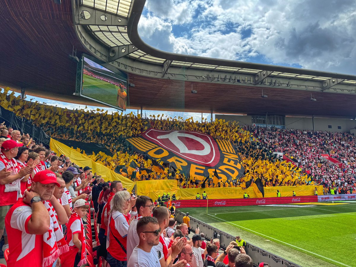 Vlajkonoš (@vlajkonos) on Twitter photo Mé rychlé postřehy z generálky <a href="/slaviaofficial/">SK Slavia Praha</a> vs. <a href="/DynamoDresden/">SG Dynamo Dresden</a>
Nejvíce nejlepší je, že oba kluby podobný zápas opět uspořádaly. Nádherná ukázka toho, že fotbal není je sport. Hraje se hlavně pro fanoušky. Zajímala by mě odveta na německé půdě.
Domácí:
+ nabušená fanzona, Mé rychlé postřehy z generálky <a href="/slaviaofficial/">SK Slavia Praha</a> vs. <a href="/DynamoDresden/">SG Dynamo Dresden</a>
Nejvíce nejlepší je, že oba kluby podobný zápas opět uspořádaly. Nádherná ukázka toho, že fotbal není je sport. Hraje se hlavně pro fanoušky. Zajímala by mě odveta na německé půdě.
Domácí:
+ nabušená fanzona,