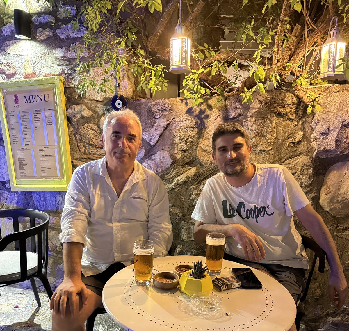 Eski dergi çizeri arkadaşlarımız aksini iddia etseler de Türkiye’de mizah dergisi bitmedi. Naber’in periyodunun çok uzun olmasının nedeni üç kişiyle hazırlamamızdan. Eski Datça’da fıçı bira içecek kadar da güzel satıyor dergi. Fıstık ikram.