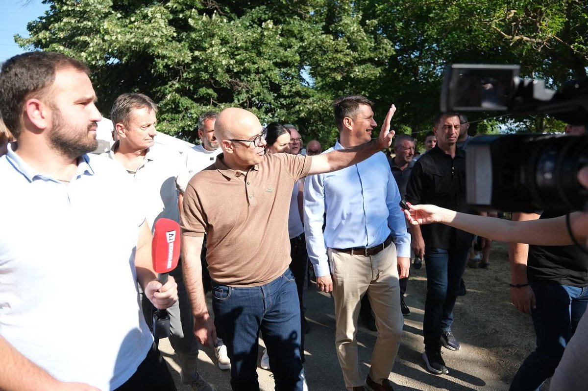 Ко не воли југ Србије, тај не воли ни Србијy! Ко не воли Косово и Метохију, тај не разуме Србију! Одавде из Врања вам поручујем: не дамо југ Србије, не дамо Србију онима који хоће да је униште! Никада нећемо дозволити да нам они најгори униште Србију! 
Наставићемо да радимо и да