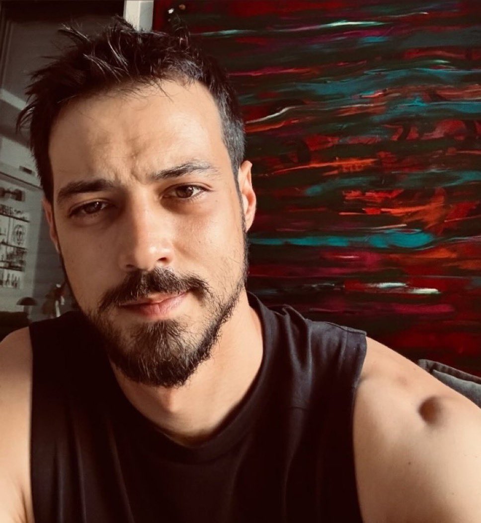 şekerleme yapıyodum, uyandım grup mesajlarına bi girdim ki şu insanla göz gözeyiz… gerçekten öldüm sandım o kadar yakışıklı ki… #MertYazıcıoğlu