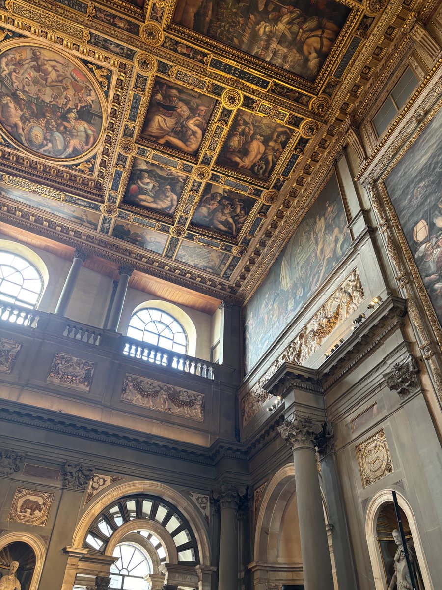 nicoleyh11's tweet image. StatPhys29 opened amid the splendor of the Palazzo Vecchio, the Florentine seat of government, where the Medici crest flanks the speaker. I have great expectations for the rest of the conference.