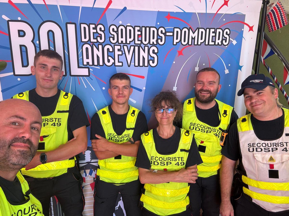UDSP_49's tweet photo. 👩‍🚒🎉 Lors du bal des pompiers angevins, l’@UDSP49 a déployé un Dispositif Prévisionnel de Secours (DPS) afin d’assurer la sécurité du public.
Merci aux secouristes bénévoles mobilisés pour leur engagement au service de la population.
#DPS #SécuritéCivile #Pompiers https://t.co/JyDUACh5zo
