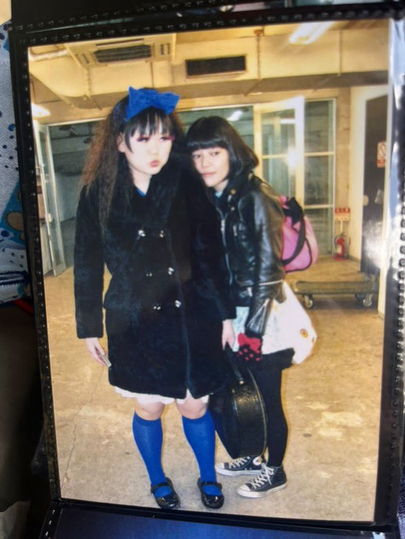 メンバーのストーリーを見て明日ライブなことに気付きました。笑
この時間に気付けて良かった！

どしよ、三宮でハンバーグ食べてから行こかなぁ〜😙

(センチ)ピードのまっちゃんに、狂撃の朝日のMV撮影の時の写真を送って貰った☺️
15年とか前？あっこちゃんと♥︎