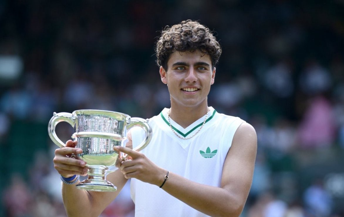 👏 Congratulations, Ivan Ivanov! 🎾
He wins his first junior Grand Slam title at #Wimbledon. defeating Ronit Karki 6-2, 6-3. 🇧🇬
The first Bulgarian to lift the boys’ singles trophy since Grigor Dimitrov in 2008.
#IvanIvanov #JuniorChampion #TeamBulgaria