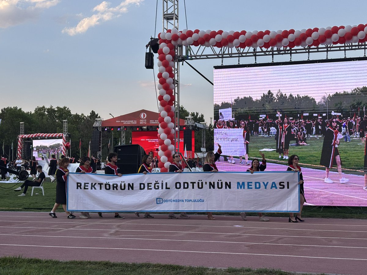 ODTÜ Emek Gençliği (@odtu_eg) on Twitter photo 🔴 REKTÖRÜN DEĞİL ODTÜ’NÜN MEDYASI BURADA!
ODTÜ Medya Topluluğu, Mezuniyette, Devrim Stadyumu’nda! <a href="/odtu_medya/">ODTÜ Medya Topluluğu</a> 🔴 REKTÖRÜN DEĞİL ODTÜ’NÜN MEDYASI BURADA!
ODTÜ Medya Topluluğu, Mezuniyette, Devrim Stadyumu’nda! <a href="/odtu_medya/">ODTÜ Medya Topluluğu</a>