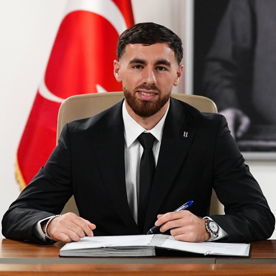 Orkun Kökçü'nün maliyeti açıklandı.

Şarta bağlı opsiyon: 25 milyon euro
Bonus: 5 milyon euro
Maaş: 5 milyon euro
Süre: 5 yıl