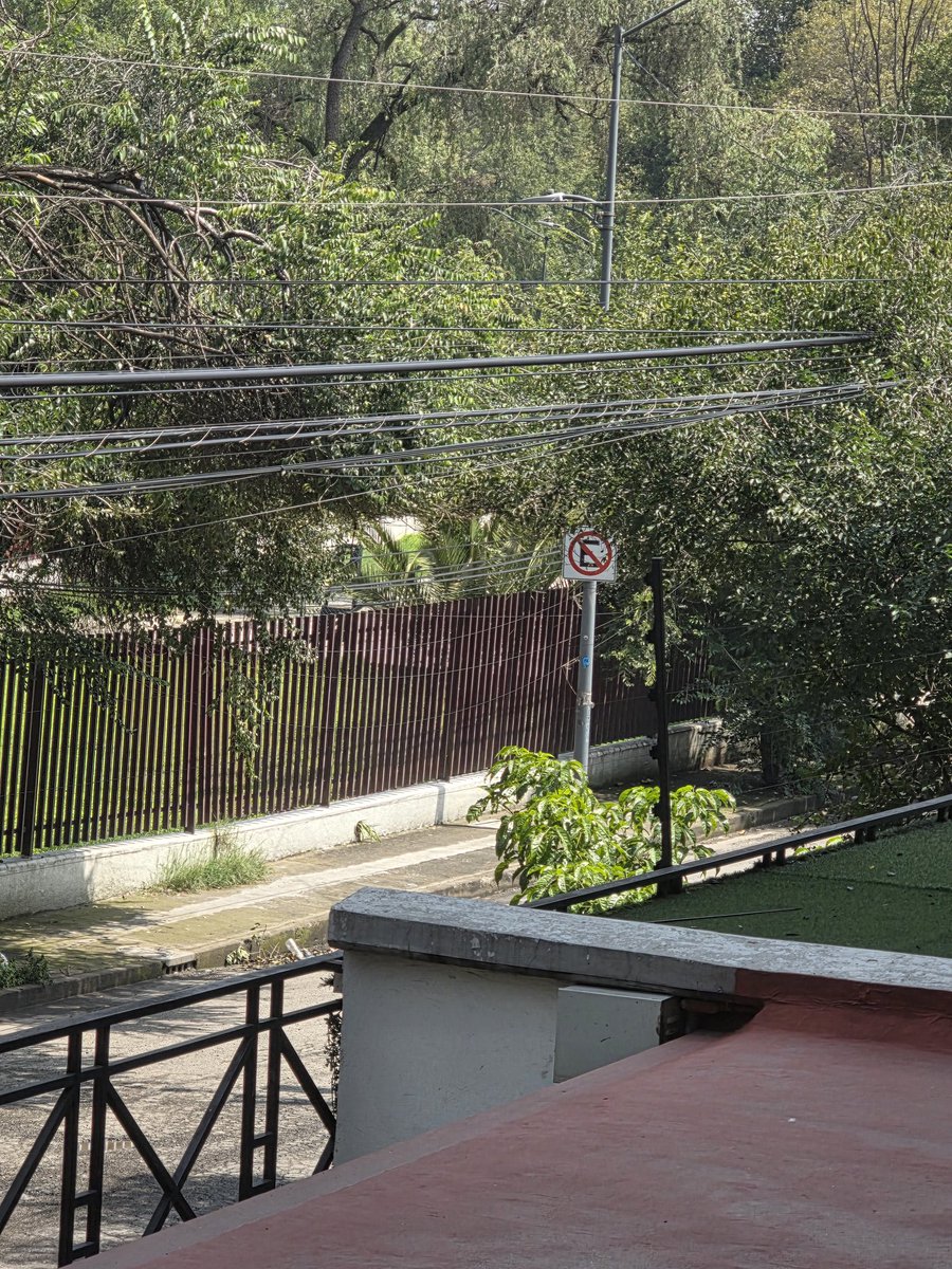 midtlan's tweet photo. @UCS_GCDMX @OVIALCDMX nos pueden enviar agente de tránsito para retirar y sancionar esta unidad que lleva desde anoche detenida en la cda granjas esq almacenes en el jagüey azcapotzalco ignorando los discos de no estacionarse estorbando paso vehicular y peatonal por favor https://t.co/6yqsQr7RY1