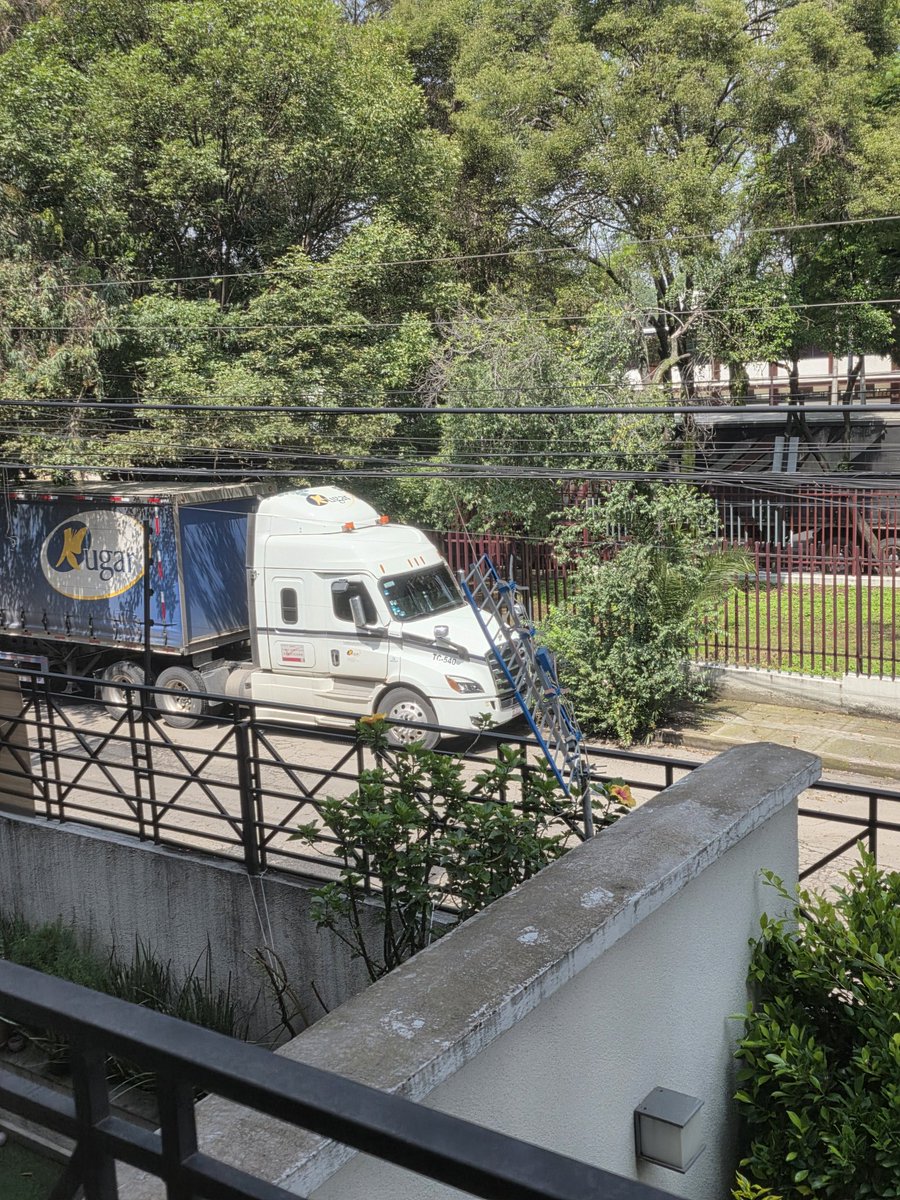 midtlan's tweet photo. @UCS_GCDMX @OVIALCDMX nos pueden enviar agente de tránsito para retirar y sancionar esta unidad que lleva desde anoche detenida en la cda granjas esq almacenes en el jagüey azcapotzalco ignorando los discos de no estacionarse estorbando paso vehicular y peatonal por favor https://t.co/6yqsQr7RY1