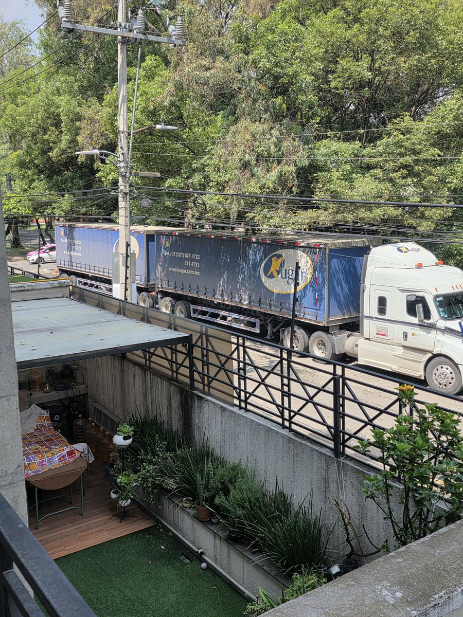 midtlan's tweet photo. @UCS_GCDMX @OVIALCDMX nos pueden enviar agente de tránsito para retirar y sancionar esta unidad que lleva desde anoche detenida en la cda granjas esq almacenes en el jagüey azcapotzalco ignorando los discos de no estacionarse estorbando paso vehicular y peatonal por favor https://t.co/6yqsQr7RY1