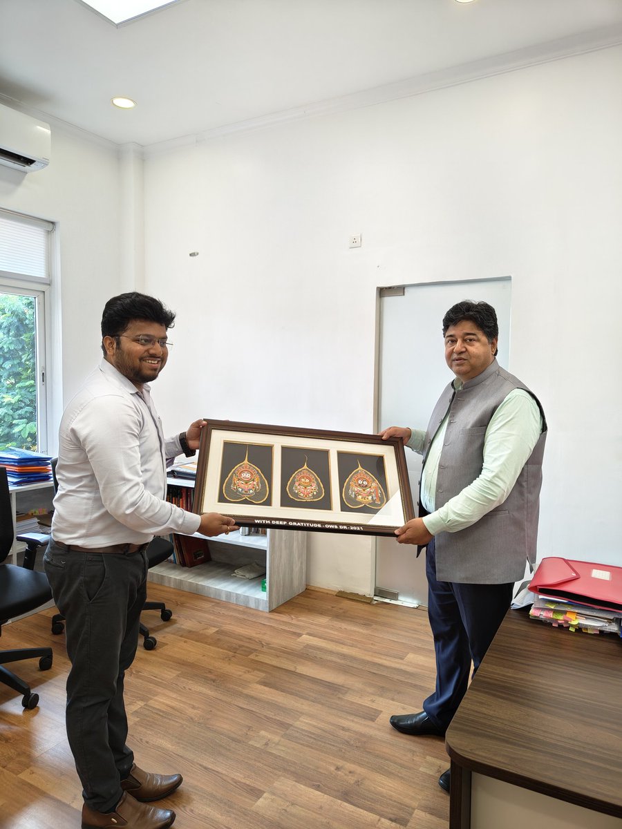 ଆମ ବ୍ୟାଚ୍‌ର ପକ୍ଷରୁ ଭାବରେ ଓଡ଼ିଶା ସରକାରଙ୍କ ପ୍ରଧାନ ଶାସନ ସଚିବ ମାନ୍ୟନୀୟ ଶ୍ରୀ ସଞ୍ଜୀବ କୁମାର ମିଶ୍ର ଙ୍କୁ ପ୍ରଭୁ ଜଗନ୍ନାଥ ବଳଭଦ୍ର ଓ ଶୁଭଦ୍ରାଙ୍କର  ହାତ ଅଙ୍କା କଳାକୃତି  ଦେବାର ସୁଯୋଗ ମିଳିଲା ।

ଜୟ ମହା ବାହୁ 🙏