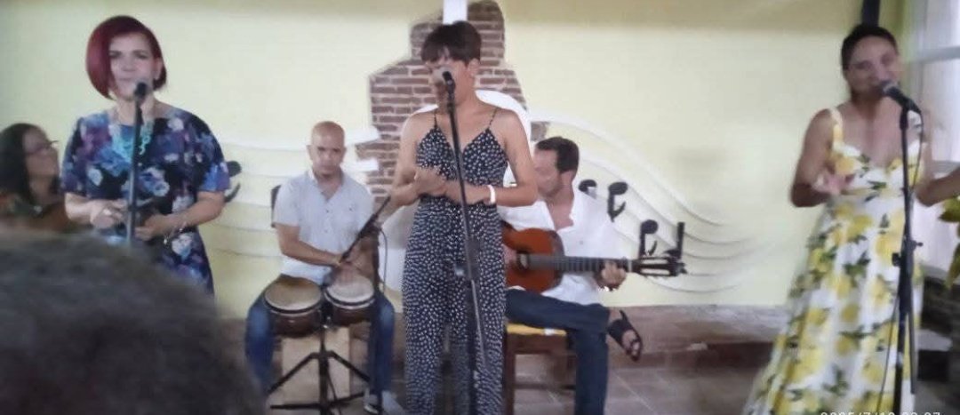 En el #PatioLongina de #LaCasadelaCultura "Manuel Corona" de #Caibarien👉 Proyecto "Conciertos Compartidos"........
📌 Presentación de Annie Garcés y el Trío Palabras, execelente propuesta  para el disfrute del buen arte y un #VeranoSiempreJoven.
✍️🏻 y 📸 <a href="/MariaElena_CMHS/">María Elena Villegas</a>