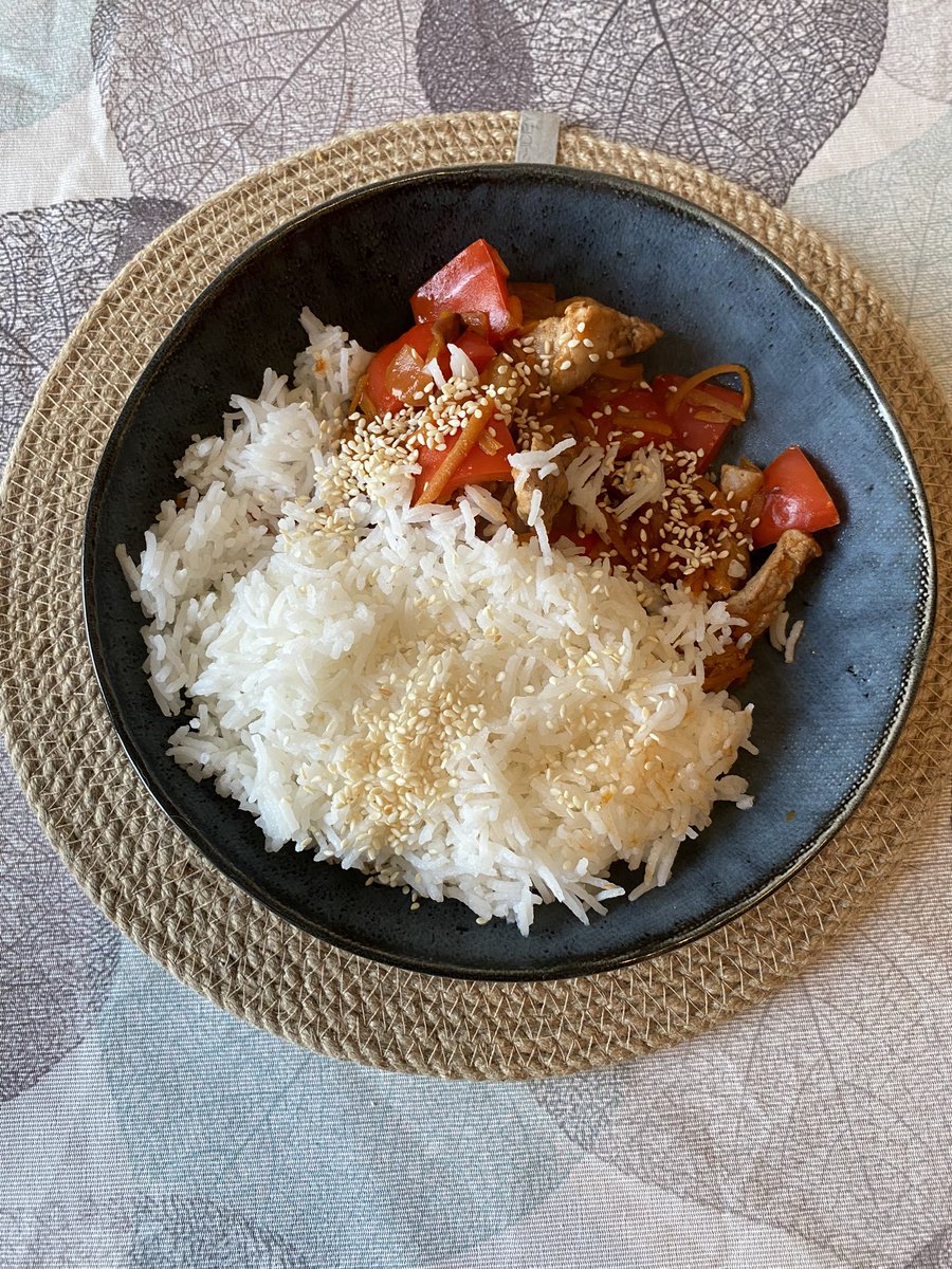 Коллеги, приготовил свинину по-китайски с овощами в кисло-сладком соусе с кунжутом и рисом басмати