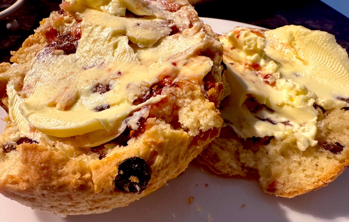 TashP351's tweet photo. NOBODY CARES IF YOU PUT CREAM OR JAM ON YOUR SCONE FIRST JUST EAT THE FUCKING THING.

#shagmyscones https://t.co/j21V29dKge