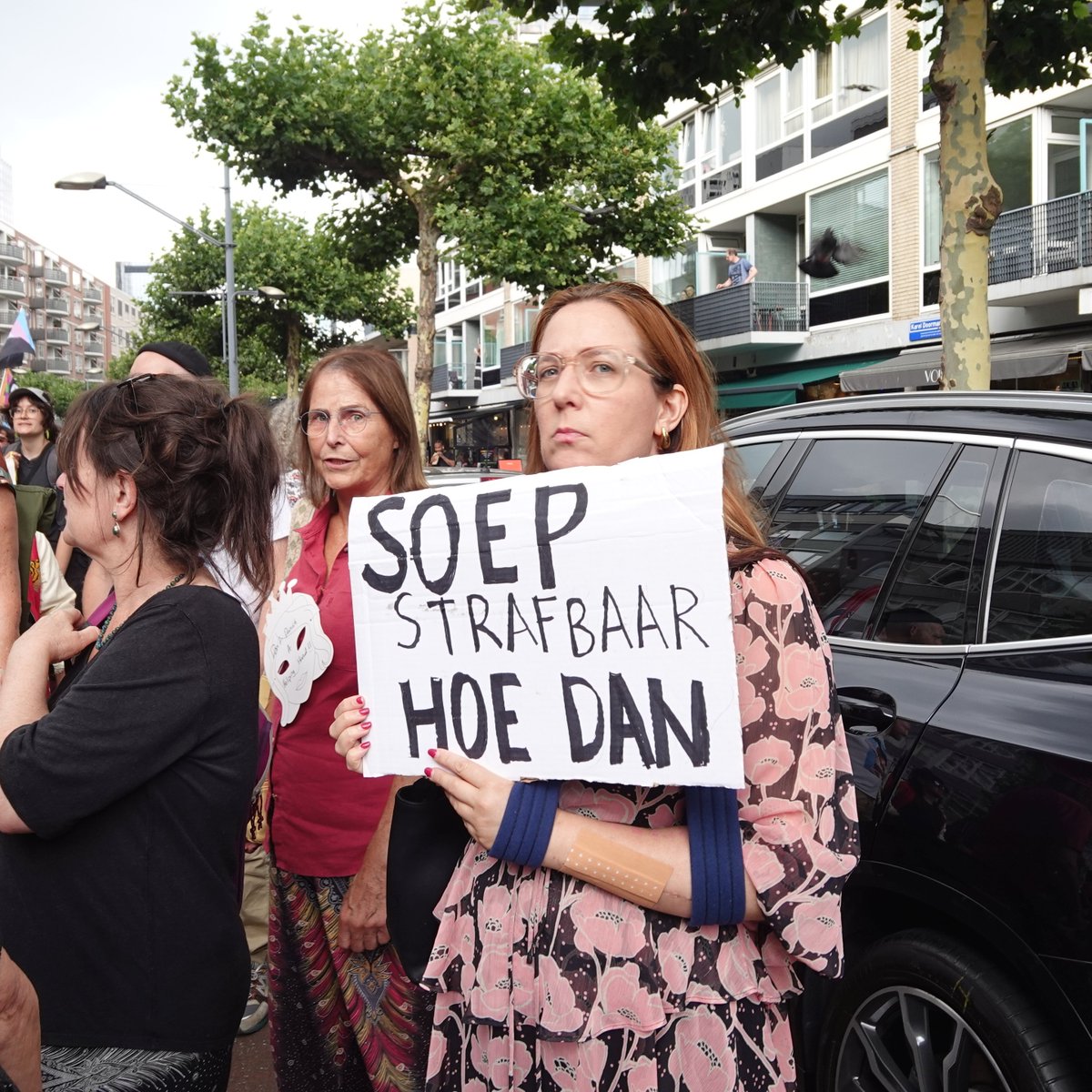 Mens en hulp nooit strafbaar! Vandaag was de SP bij het protest en de mars in de binnenstad van Rotterdam. De Tweede Kamer wil mensen zonder verblijfspapieren strafbaar maken en iedereen die hen helpt ook.

In Rotterdam nam de wethouder en het College al mensen hun bed, bad en