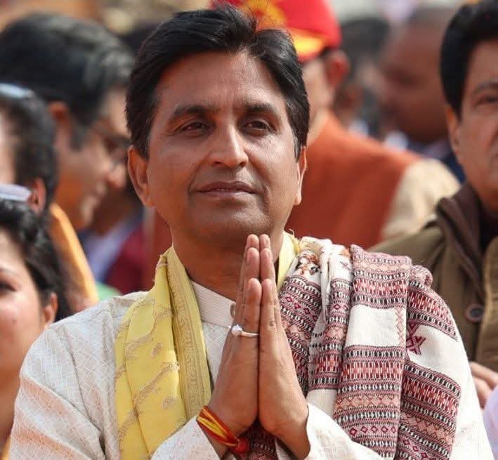 AnkitAdesh's tweet photo. @DrKumarVishwas आज फिर 4 लोग राज्यसभा पहुंच गये...
😂😁
 मगर धरती की बेच���नी तो बस अम्बर समझता है https://t.co/BXhZTgpSGW