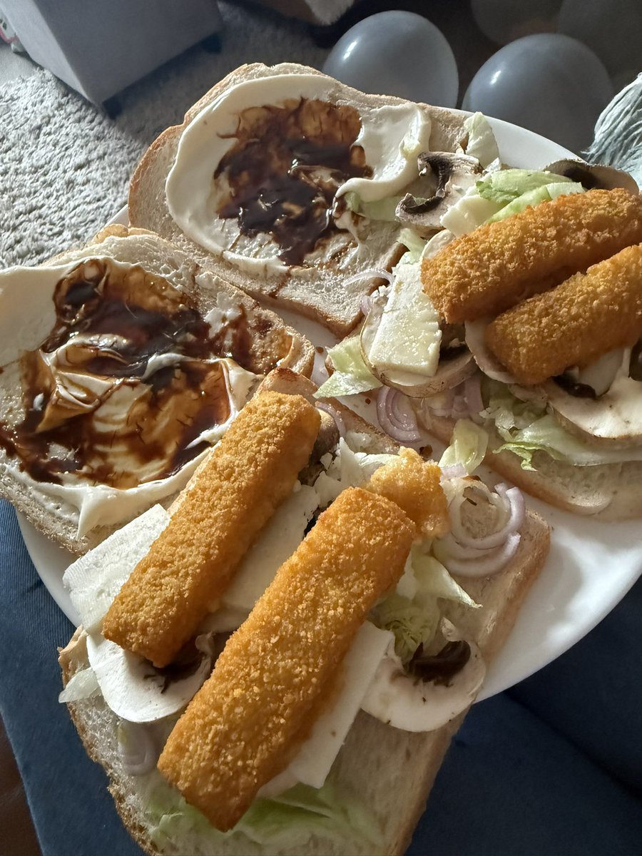 Fishy finger butty with shallot, mushroom, vegan cheese, lettuce, mayo and marmite mmmmm mmmm mmmmmm 😋