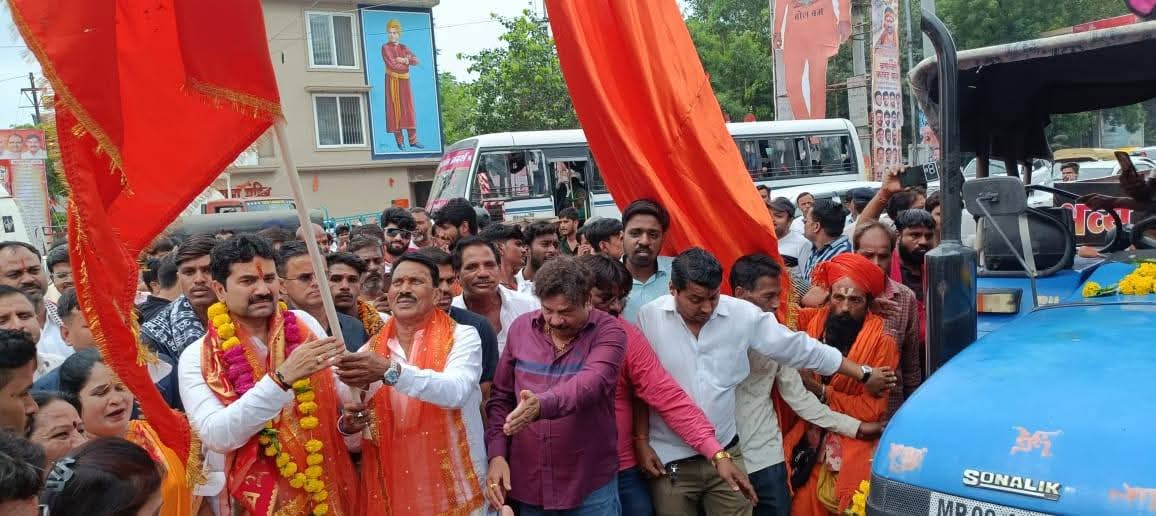 प्रतिवर्ष की भांति, पवित्र श्रावण मास के अवसर पर इंदौर में संस्था 'बाणेश्वरी' द्वारा आज से आरंभ हुई भव्य कांवड़ यात्रा के निमित्त मरीमाता चौराहा पर विधायक श्री गोलू शुक्ला जी सहित समस्त कांवड़ यात्रियों का आत्मीय स्वागत एवं अभिनंदन किया तथा उन्हें मंगलमय यात्रा की शुभकामनाएं