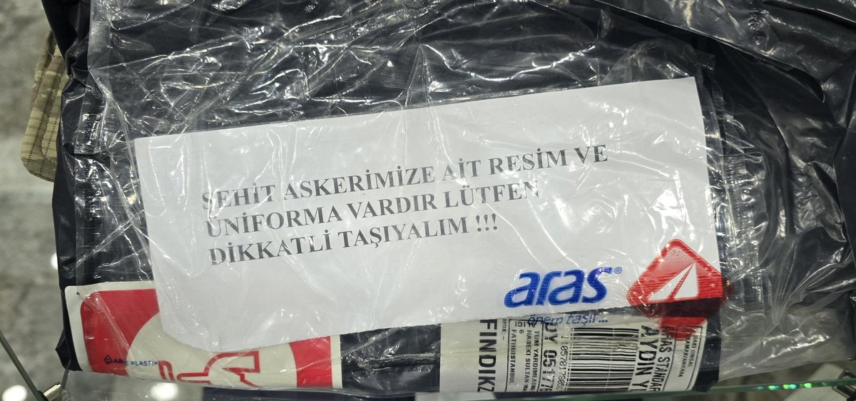 Bir Şehit ailemiz oğluna ait emaneti bize yollarken bu notu kargo paketinin üstüne yazmış.

Onların evlatlarına nasıl kıymet verdiklerini bilmeyenler tekrar görsün diye paylaşıyorum.

Şehit Askerimize ait, resim ve üniforma vardır, lütfen dikkatli taşıyınız.