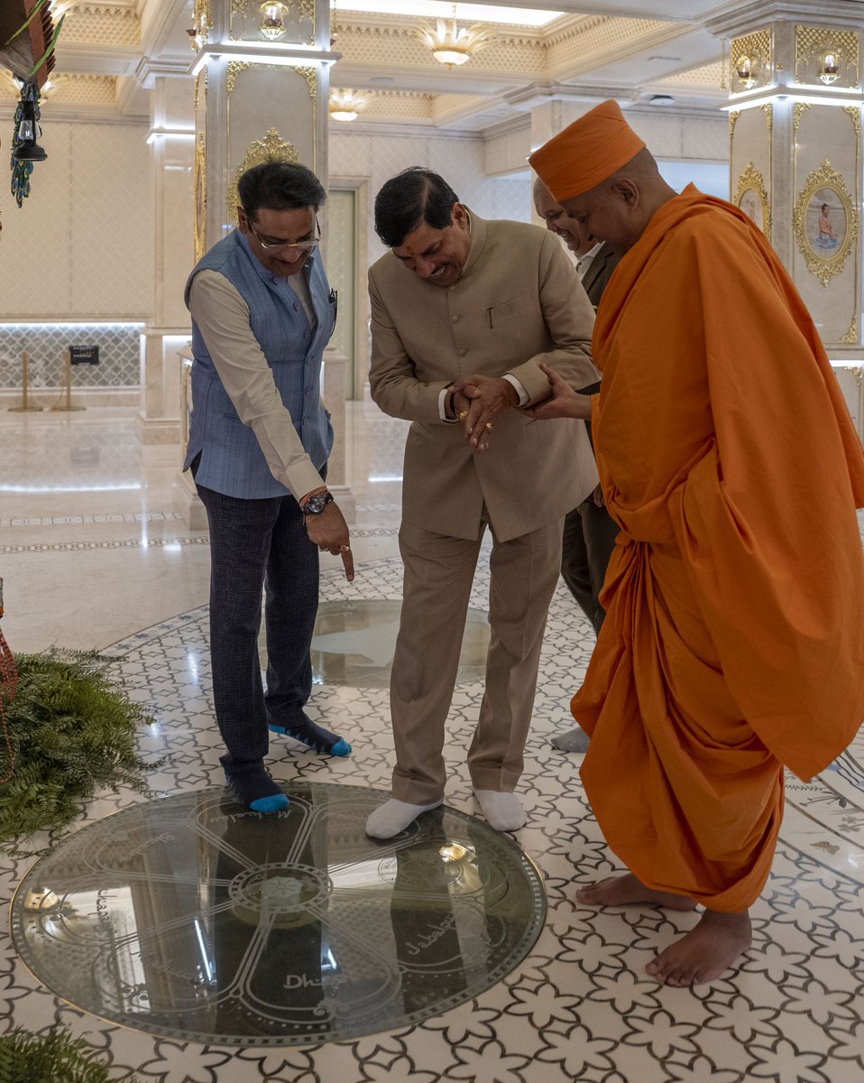 आज अबू धाबी स्थित भव्य और दिव्य BAPS हिन्दू मंदिर में दर्शन का सौभाग्य प्राप्त हुआ।

सनातन संस्कृति की वैश्विक पहचान बने इस मंदिर में पहुंचकर आस्था, अध्यात्म और भारतीय गौरव का अनुभव हुआ। 

प्रभु श्री स्वामीनारायण जी की कृपा से जगत का कल्याण हो; यही प्रार्थना करता हूं।