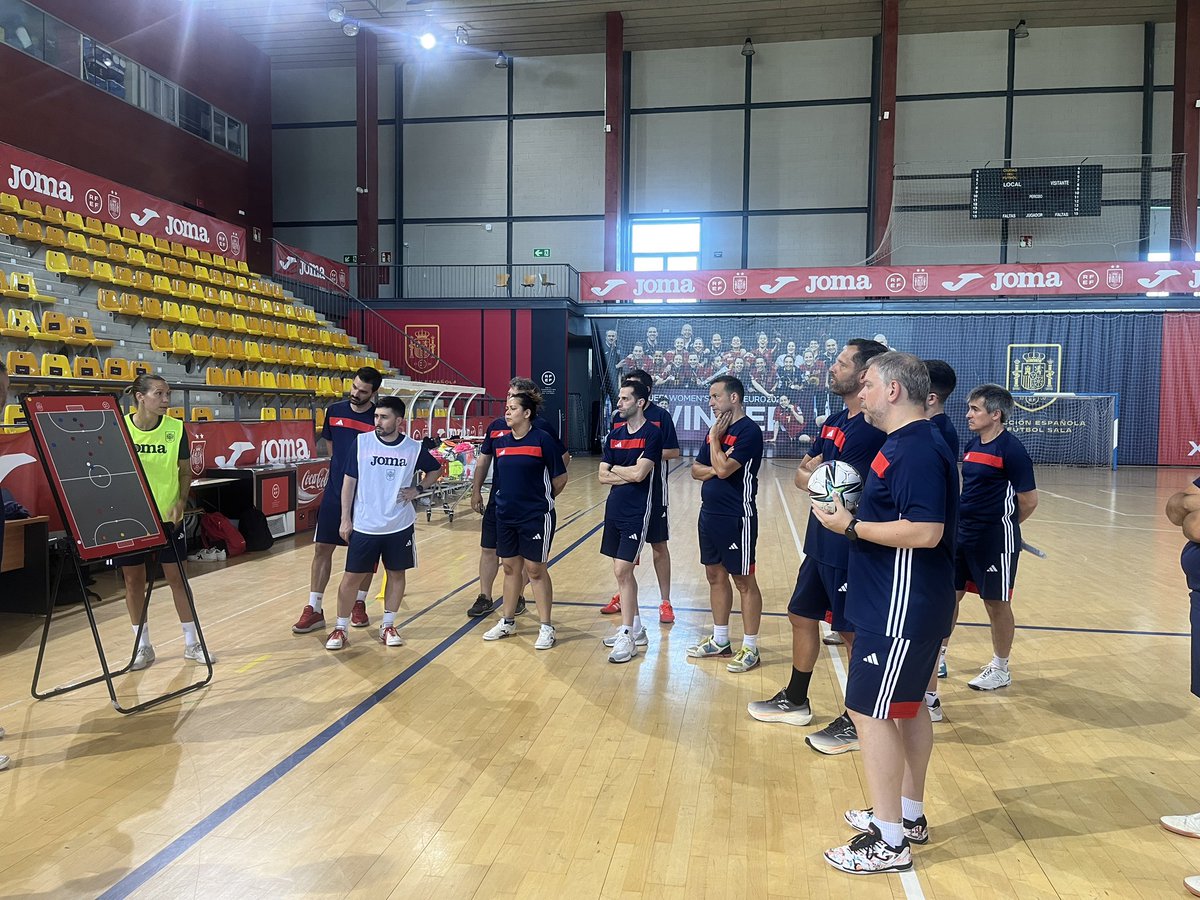 AcademiaRFEF's tweet photo. 📸 IMÁGENES | Jornada del ‘𝗖𝘂𝗿𝘀𝗼 𝗱𝗲 𝗘𝗻𝘁𝗿𝗲𝗻𝗮𝗱𝗼𝗿 𝗱𝗲 𝗙𝘂́𝘁𝗯𝗼𝗹 𝗦𝗮𝗹𝗮 𝗡𝗮𝗰𝗶𝗼𝗻𝗮𝗹 𝗣𝗿𝗼𝗳𝗲𝘀𝗶𝗼𝗻𝗮𝗹’ de la @rfef

🙋🏻‍♂️ @JuanluA910

✅ Estilos de juego

#FormaciónRFEF | @FutSalRFEF https://t.co/jYhvzTBAdc
