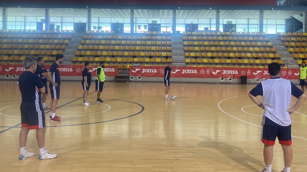 AcademiaRFEF's tweet photo. 📸 IMÁGENES | Jornada del ‘𝗖𝘂𝗿𝘀𝗼 𝗱𝗲 𝗘𝗻𝘁𝗿𝗲𝗻𝗮𝗱𝗼𝗿 𝗱𝗲 𝗙𝘂́𝘁𝗯𝗼𝗹 𝗦𝗮𝗹𝗮 𝗡𝗮𝗰𝗶𝗼𝗻𝗮𝗹 𝗣𝗿𝗼𝗳𝗲𝘀𝗶𝗼𝗻𝗮𝗹’ de la @rfef

🙋🏻‍♂️ @JuanluA910

✅ Estilos de juego

#FormaciónRFEF | @FutSalRFEF https://t.co/jYhvzTBAdc
