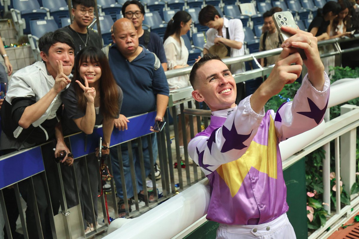 Popular man, <a href="/BenThompson2102/">Ben Thompson</a>! 😍

#SeasonFinale | #HKracing