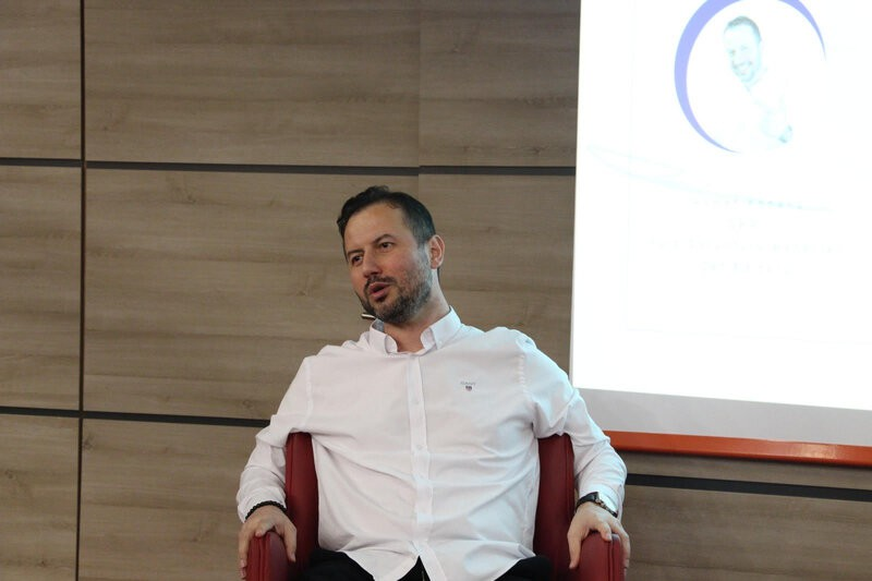 🚨 SONDAKİKA l

🟡🔵 "Fenerbahçe ve Bissouma prensipte anlaştı! Bissouma'ya oturacağı ev online olarak gösterildi!"

(Ahmet Konanç)