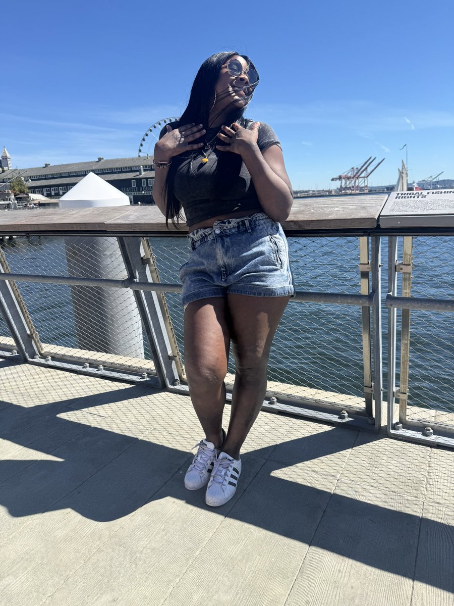 When you hear it’s going to be 85 in Seattle today 🙌🏾 Happy Sunday yall.