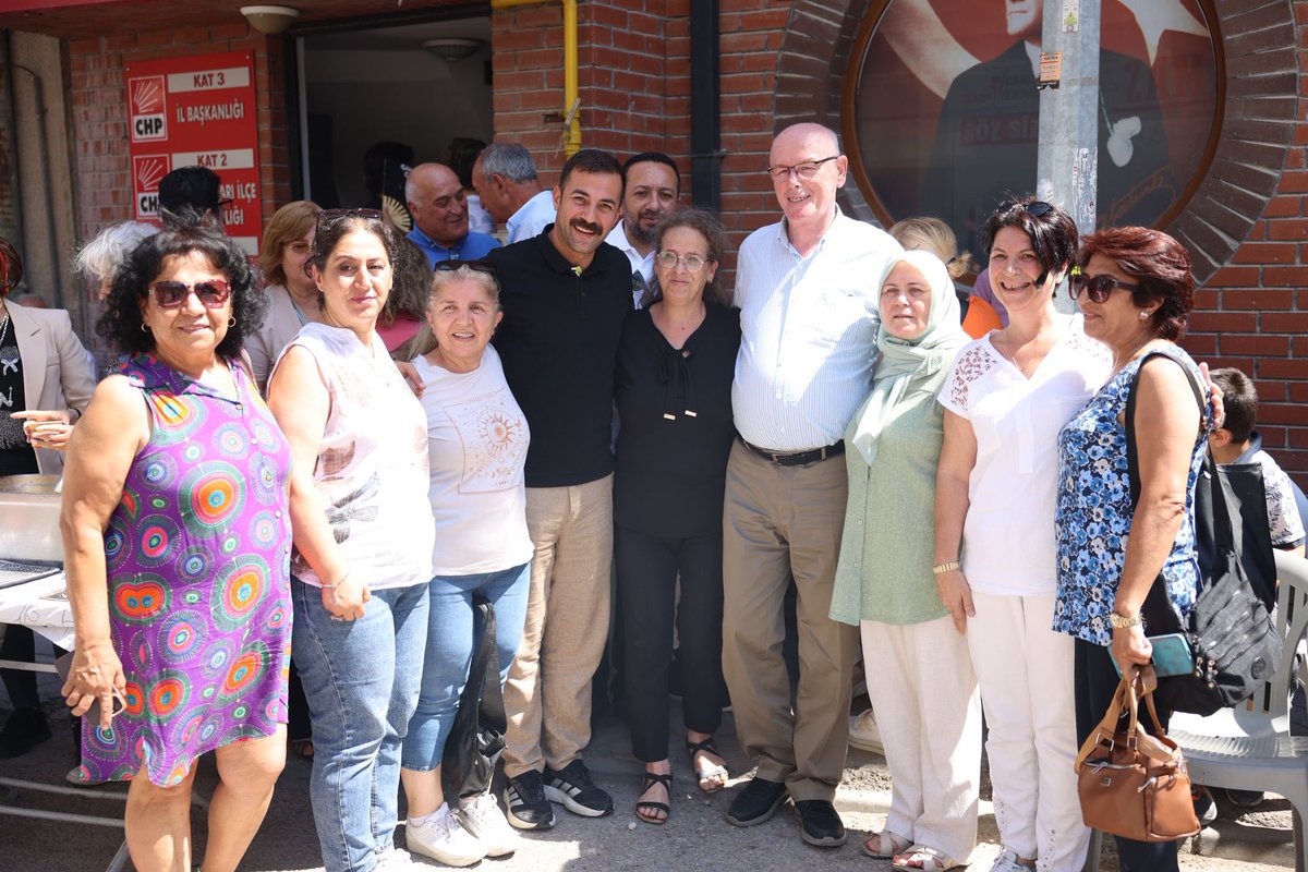 Cumhuriyet Halk Partisi Odunpazarı İlçe Kadın Kollarımızın düzenlediği Aşure etkinliğinde partililerimizle bir araya geldik.

Aşure, farklılıkların bir araya geldiğinde nasıl güzel bir bütün oluşturduğunu anlatan en anlamlı simgelerden biridir. Biz de bugün, aynı kazan etrafında