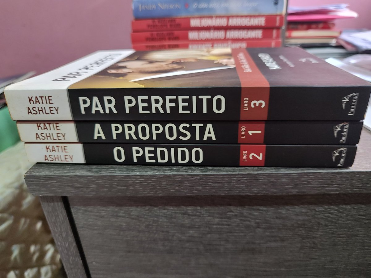 Rissiar16's tweet photo. Vendendo alguns livros devido ao motivo de mudança de estado - valor + frete ( consultar o valor do livro ) https://t.co/Ym2b6EA2Sp