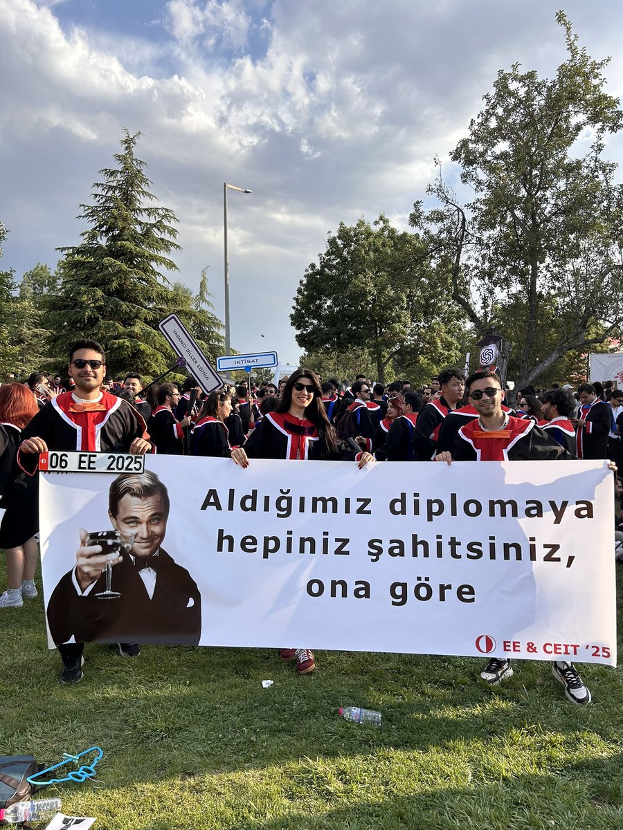 ODTÜ Mezuniyeti’nde açılan pankart:

“Aldığımız diplomaya hepiniz şahitsiniz, ona göre.”