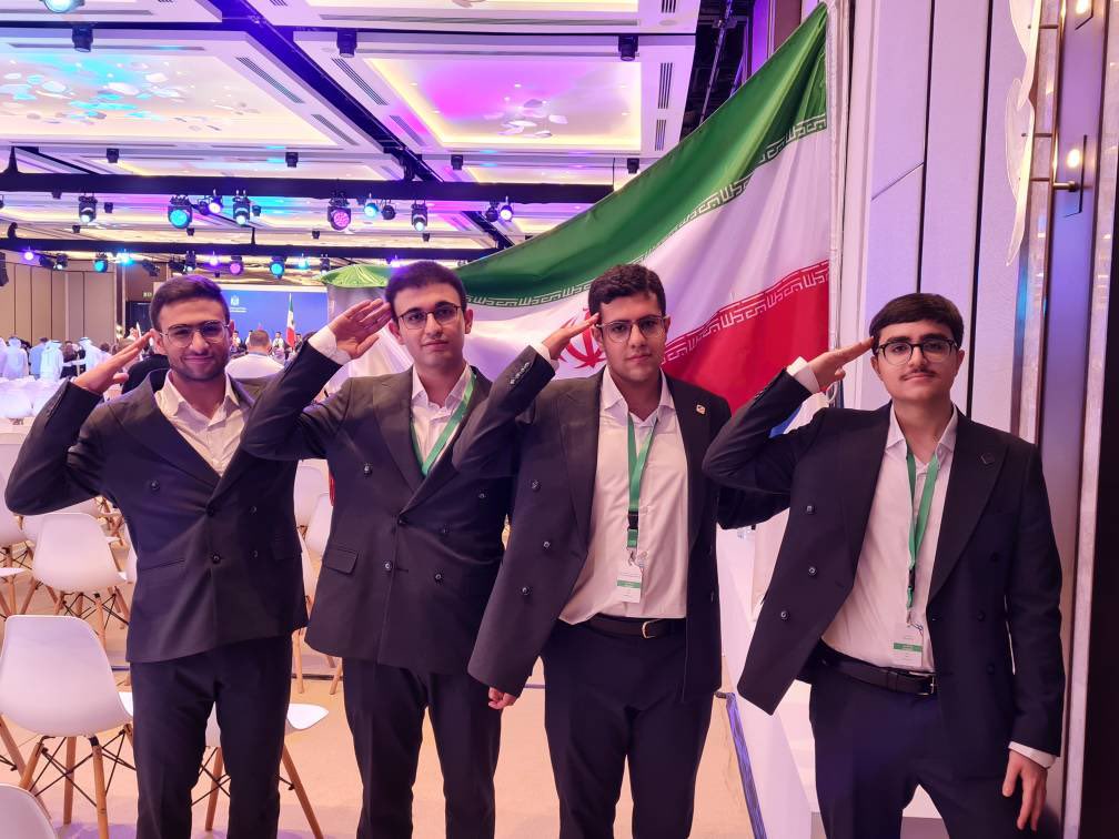 SRHosseiniN's tweet image. با وجود همه سختیها، کار علمی در شرایط جنگی، و مهمتر از همه سنگاندازی امارات برای ندادن ویزا!،
بچههای تیم ملی #شیمی ایران با حضور لحظه آخری درمسابقات ایستادن، جنگیدن و با ۴ مدال نقره از #المپیاد جهانی برگشتن 🇮🇷😍
#قهرمانهای ما، یک #ایران به شما افتخار میکنه ❤️🧪