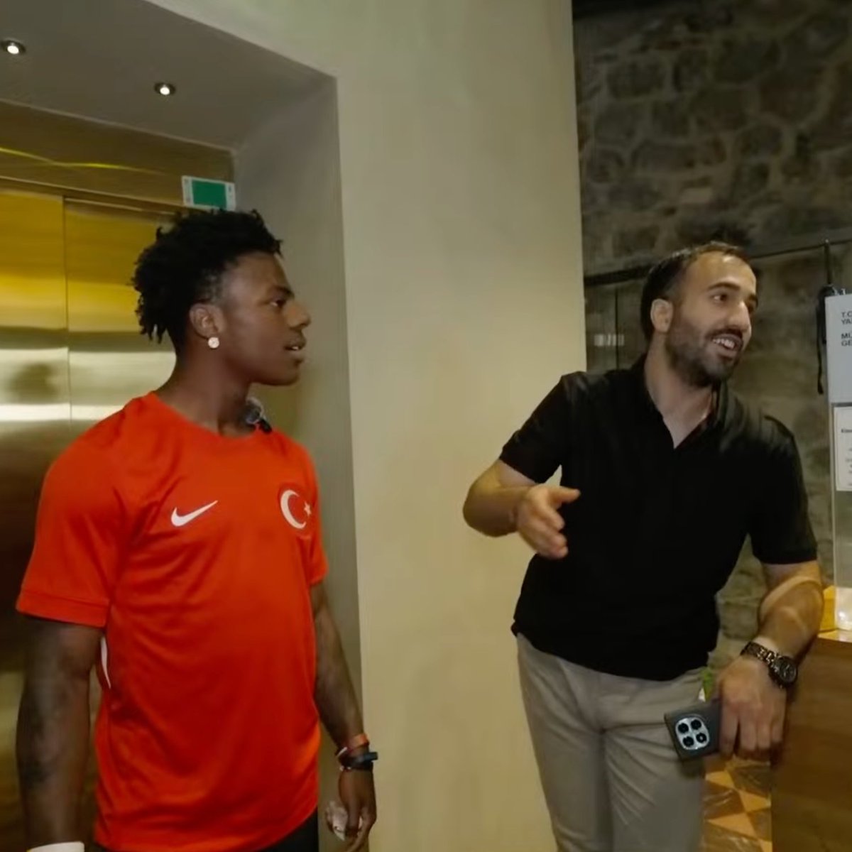 İletişim Başkanlığı, Speed'in Galata Kulesi ziyaretinde yaşanan olaya ilişkin açıklama yaptı.

"Görüntülerdeki kişiler güvenlik görevlisidir; görevleri ziyaretçi güvenliğini sağlamak ve yönlendirme desteği sunmaktır.

Tarihi bilgi aktarmak bu personelin sorumluluğu değildir."