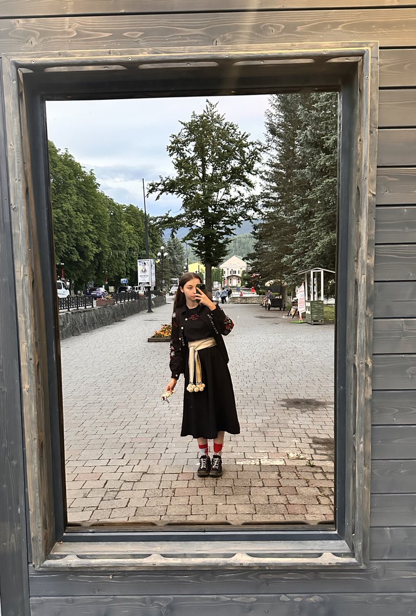 вийшла в люди 
пошкодувала
тікаю назад в забиті села