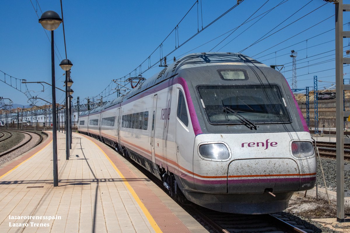 Renfe Avant S104 saliendo de Los Prados para luego cambiar sentido la marcha dirección Málaga <a href="/Renfe/">Renfe</a> #photograph #Rails #renfe #vias