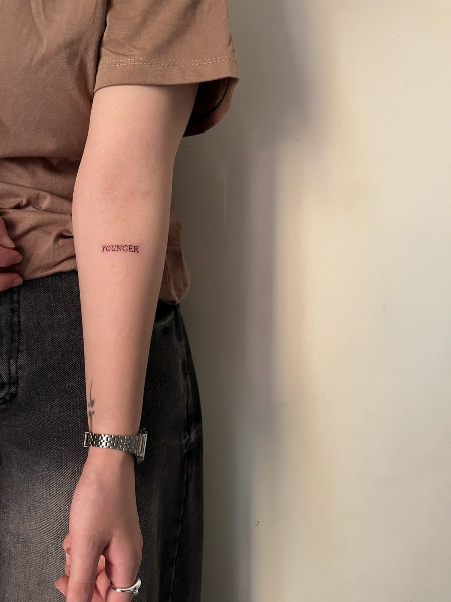 Geomeun_bi's tweet photo. There has always been a song that shines like a beacon on my path
Today I have it engraved on my skin to know
YOUNGER is not just a song
It is a part of my soul
A reminder that even in the darkest moments
I can stand tall like OMEGAX🤎

#OMEGA_X #오메가엑스 @OmegaX_official https://t.co/GI95uH931j